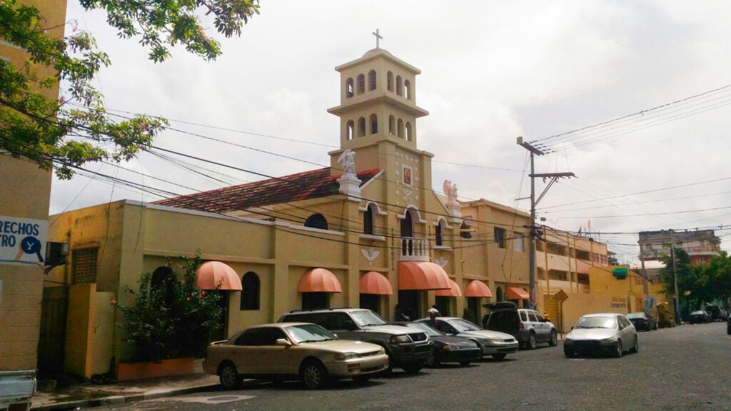 La Iglesia San Pedro Apóstol en Villa Consuelo: Un Faro de Fe y Compromiso Comunitario