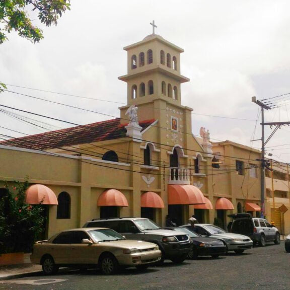 La Iglesia San Pedro Apóstol en Villa Consuelo: Un Faro de Fe y Compromiso Comunitario - VillaCon Online