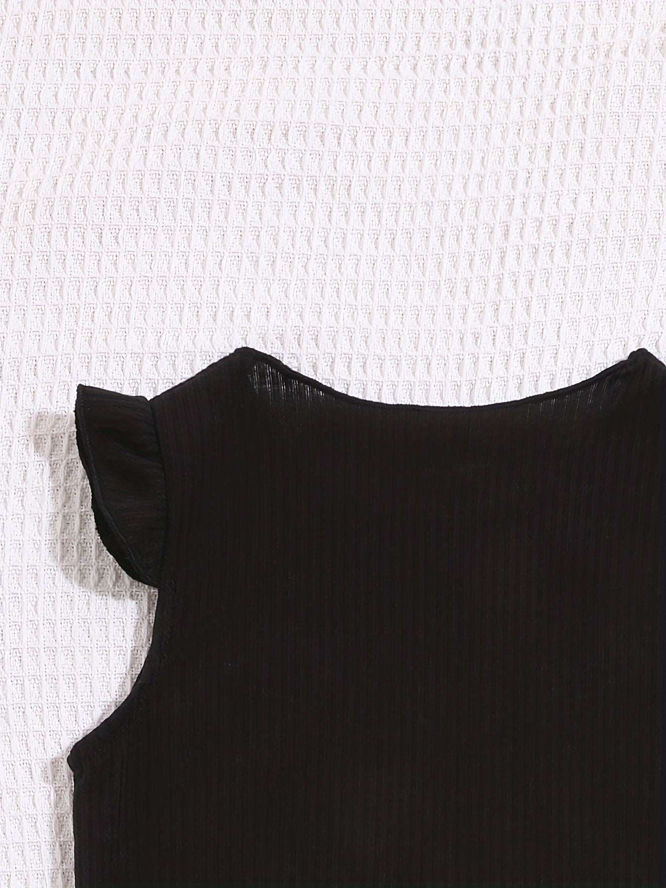 Las chicas en verano usan camisetas de manga corta con dobladillo tejido y pantalones cortos a juego
