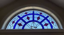 Vitral Media Luna - Diseño Geométrico Azul y Rojo