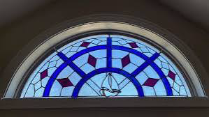 Vitral Media Luna - Diseño Geométrico Azul y Rojo