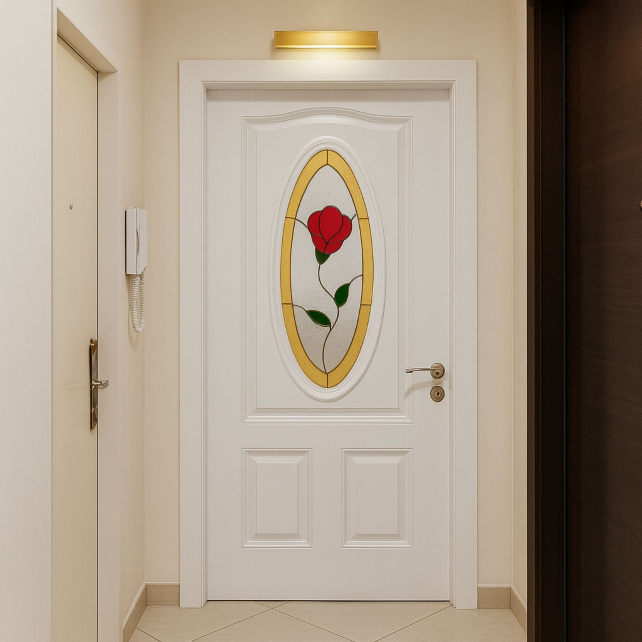 Puerta blanca en ambiente beige con rosa roja, hojas verdes y borde ovalado dorado