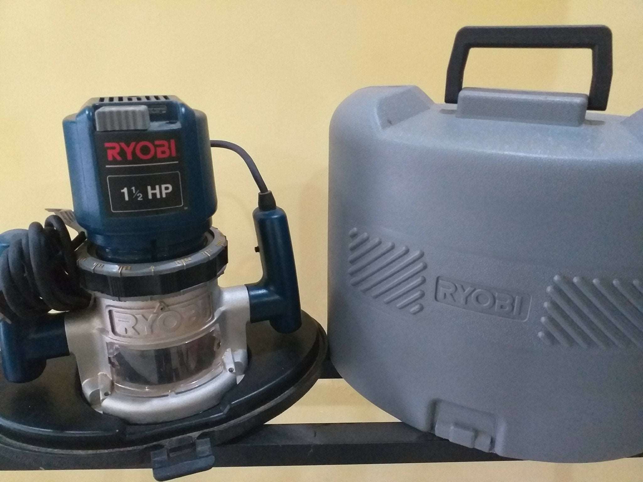 Router Ryobi R160U 1 1/2 HP: Precisión y Potencia para Carpintería ...