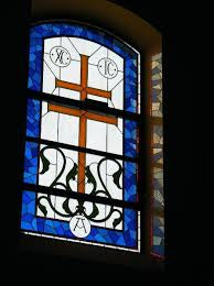 Vitral Religioso con Cruz y Símbolos Cristianos