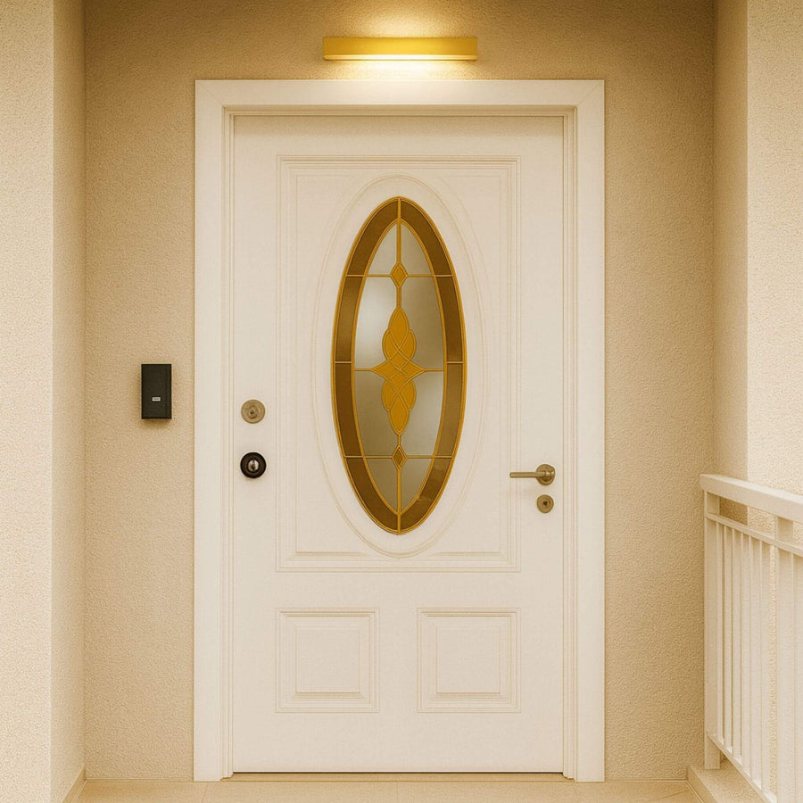 Puerta con vitral ovalado dorado del catálogo de ArteFusion Creativa