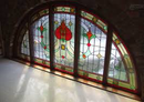 Vitral Media Luna - Diseño Floral con Colores Vibrantes