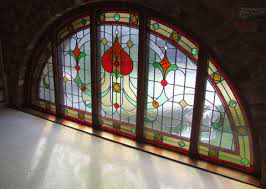 Vitral Media Luna - Diseño Floral con Colores Vibrantes